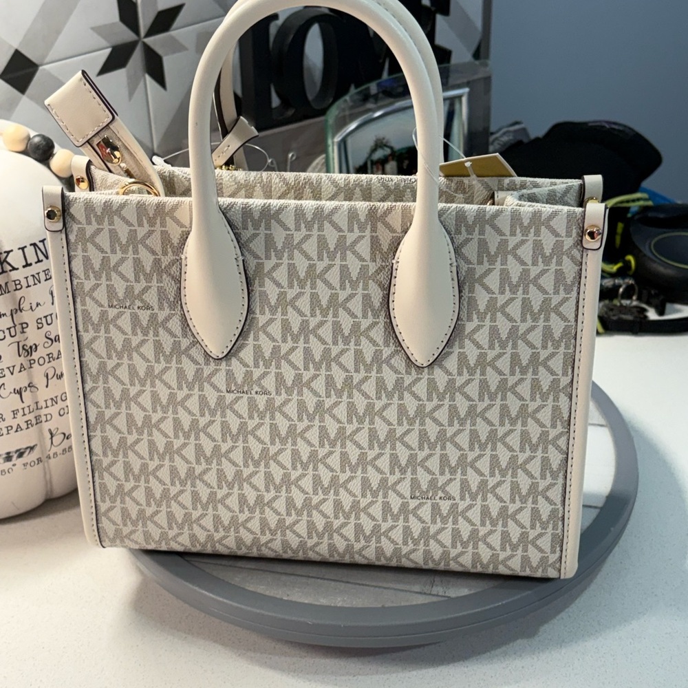 Michael Kors Beige Signature Tote Bag NWT & added accessory - Picture 3 of 6